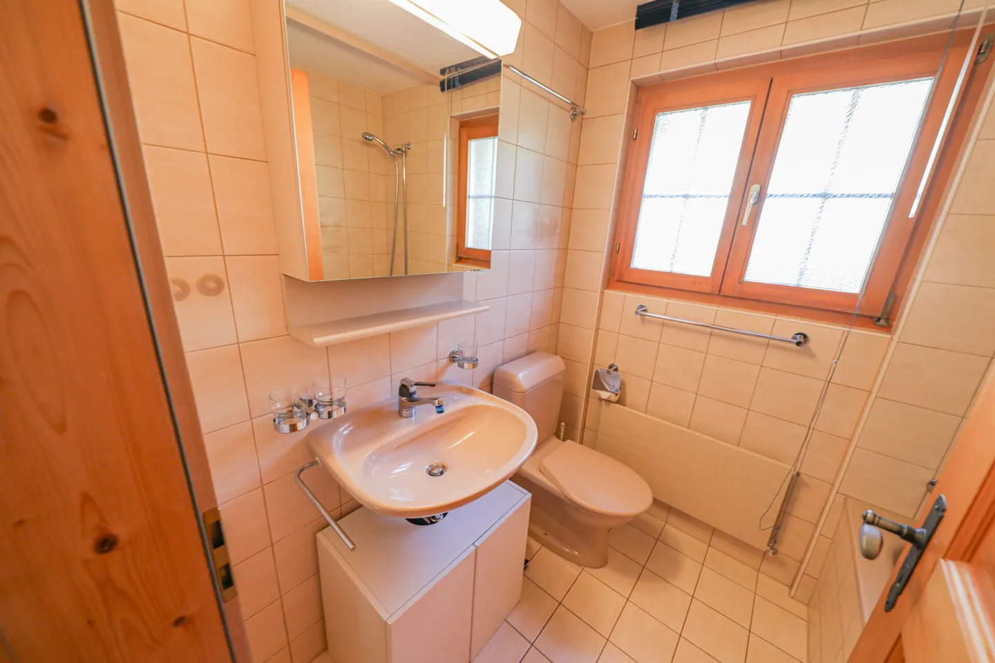 Charmant appartement de 4.5 pièces dans un chalet confortable avec jardin - Photo 9 sur 10