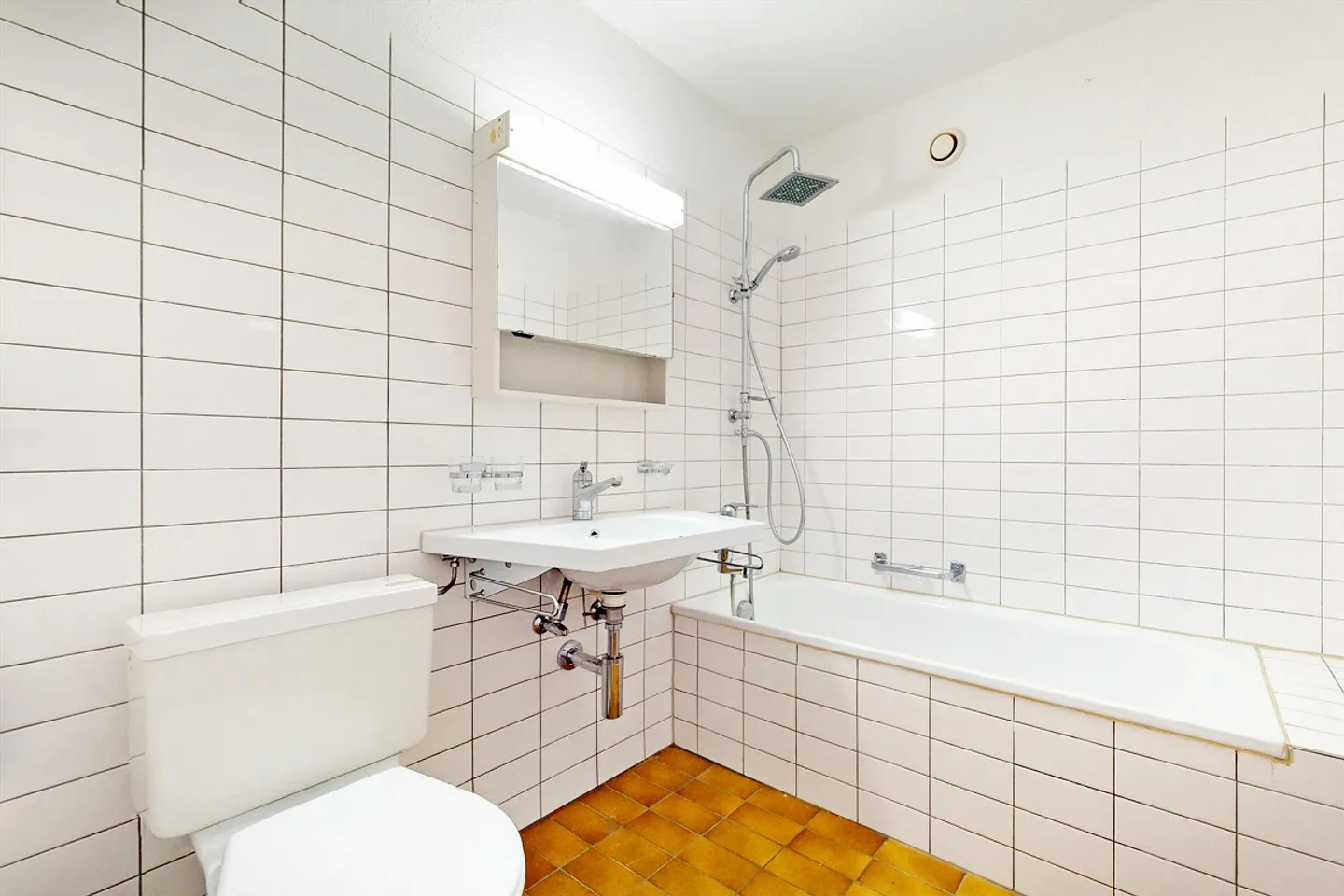 Cozy and Bright Apartment - Photo 9 of 10