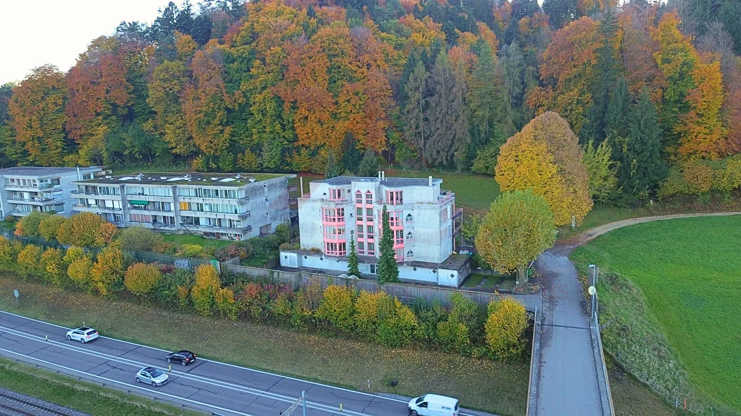 «Stilvolle 4.5-Zimmer-Erdgeschosswohnung in Studen BE - mit sonnigem Sitzplatz und privater Garage» - Foto 1 von 17