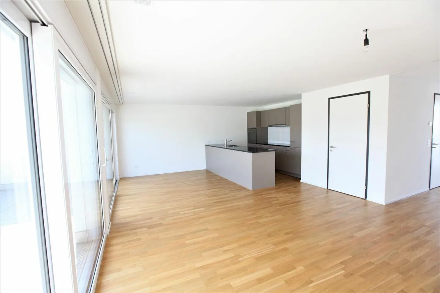 Ampio appartamento attico in un quartiere adatto alle famiglie! - Foto 2 di 10
