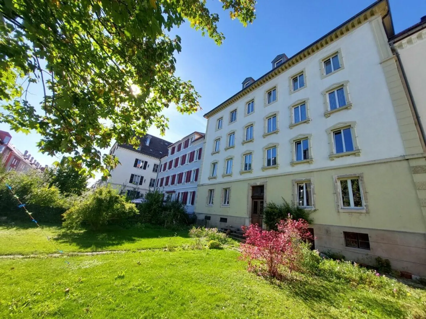 Immeuble de rendement situé dans rue piétonne - 5 appartements et 2 commerces - Photo 3 sur 17