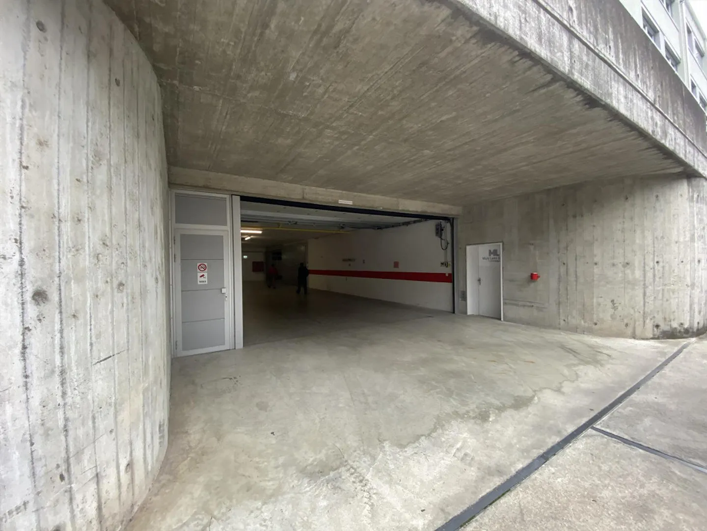 Lager 30m2 mit direkter Zufahrt & grossem Tor mit Büro 29m2 - Foto 2 von 4