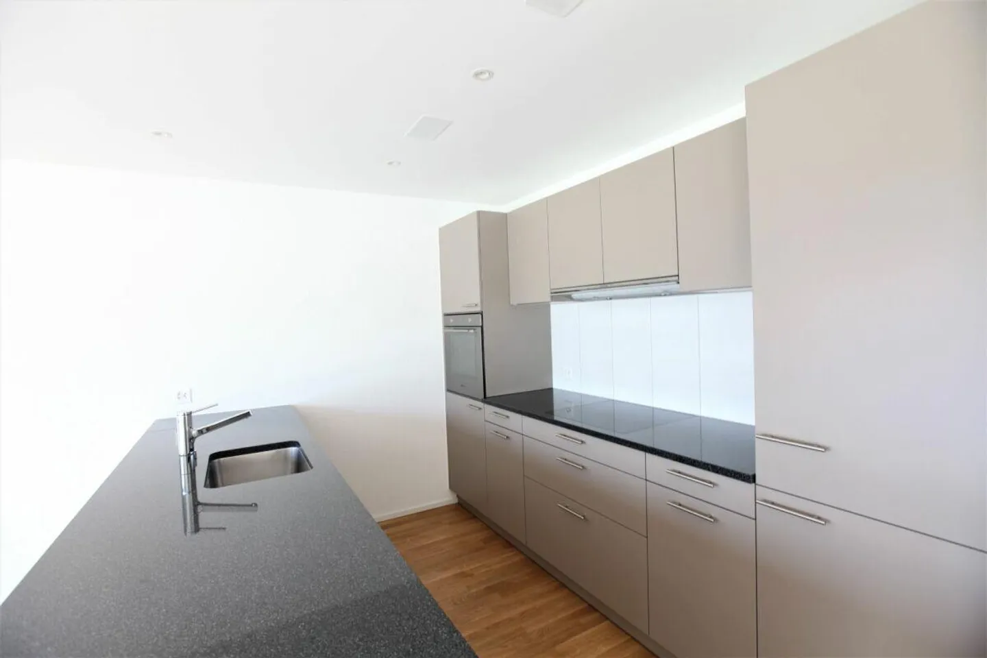 Ampio appartamento attico in un quartiere adatto alle famiglie! - Foto 3 di 10