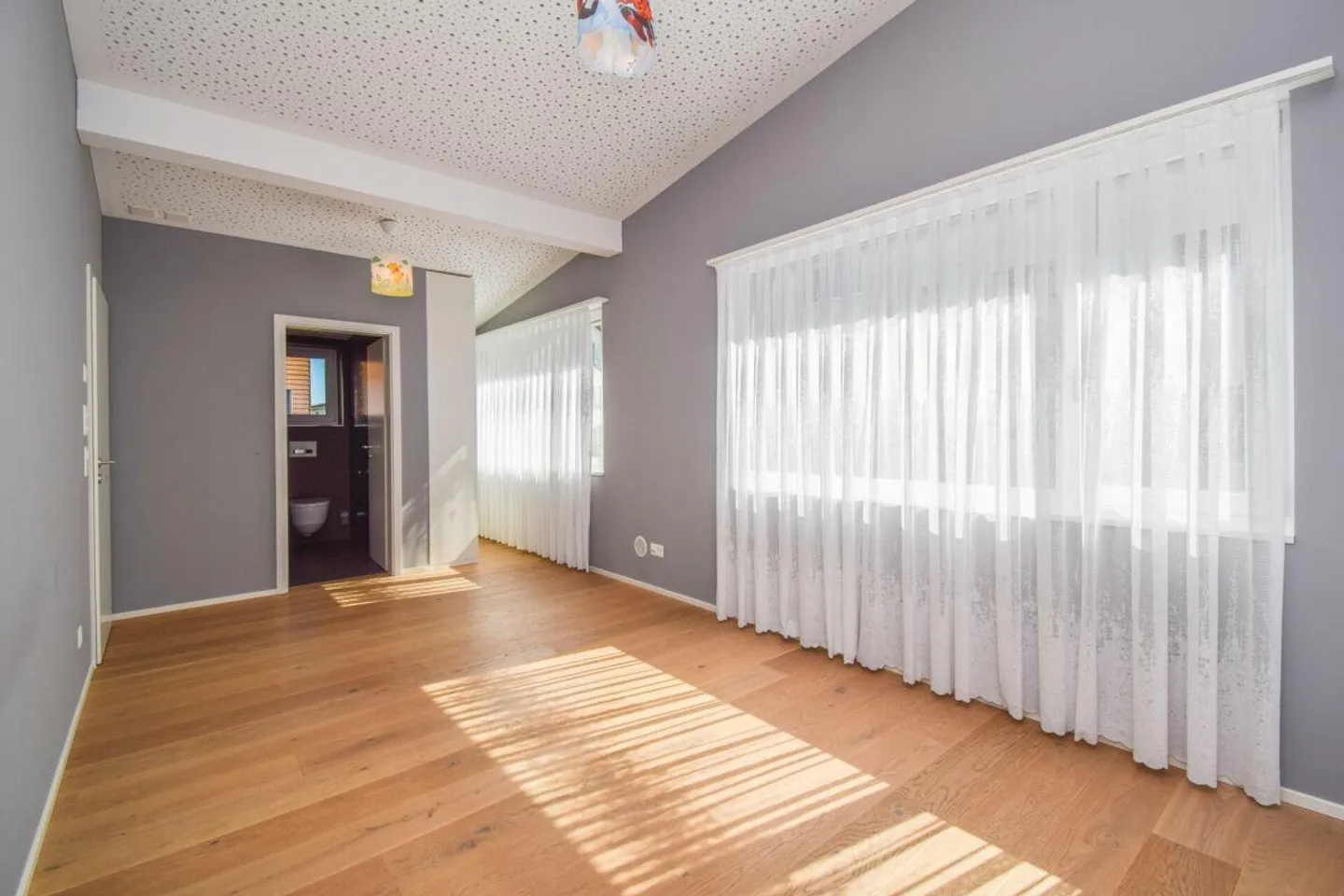 Maison individuelle de 5,5 pièces avec studio - Vivre et travailler sous un même toit à Amriswil ! - Photo 8 sur 20