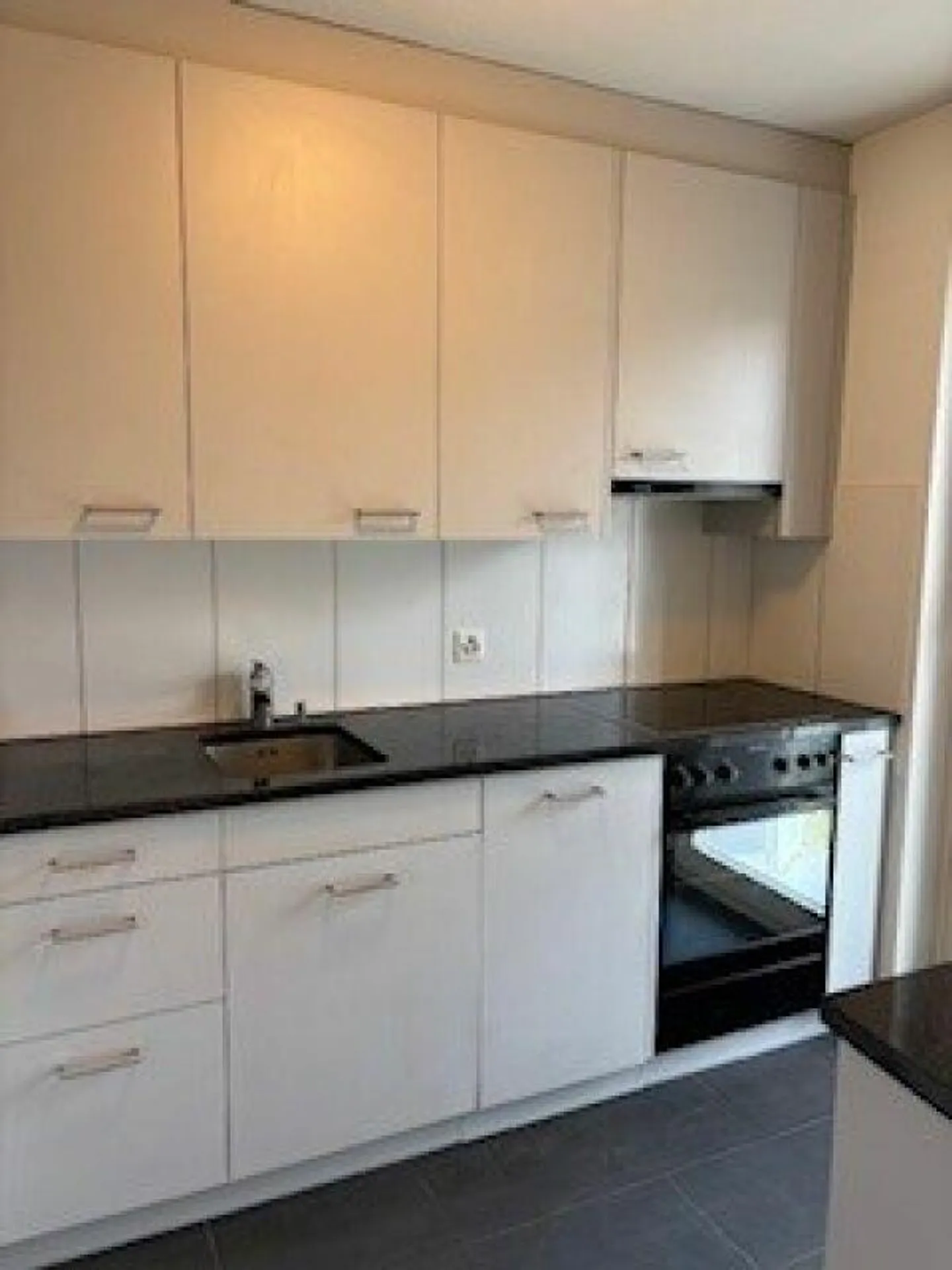 Appartamento luminoso e spazioso di 4,5 stanze con 2 balconi in una zona residenziale tranquilla - Foto 2 di 9