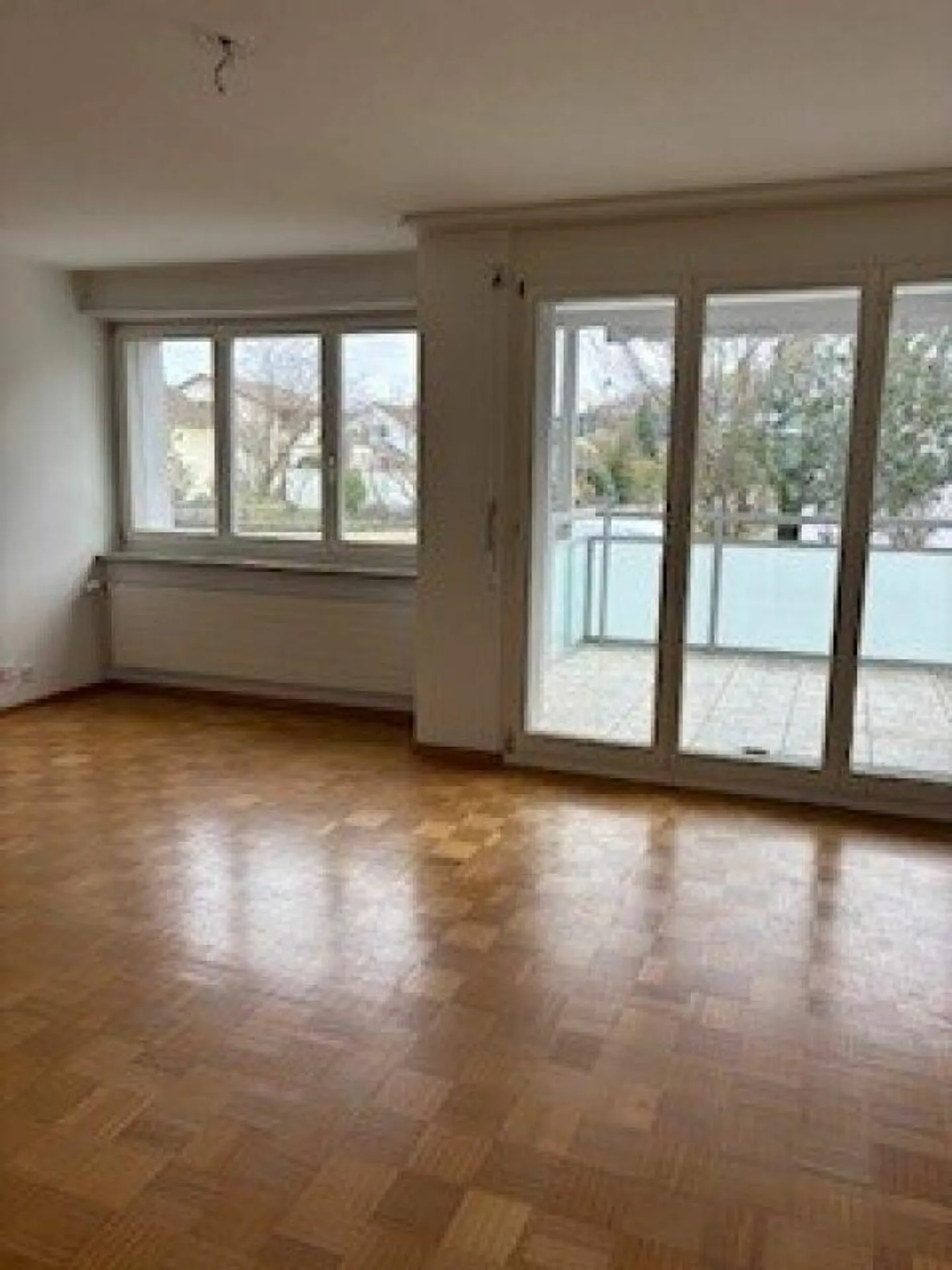 Appartamento luminoso e spazioso di 4,5 stanze con 2 balconi in una zona residenziale tranquilla - Foto 3 di 9