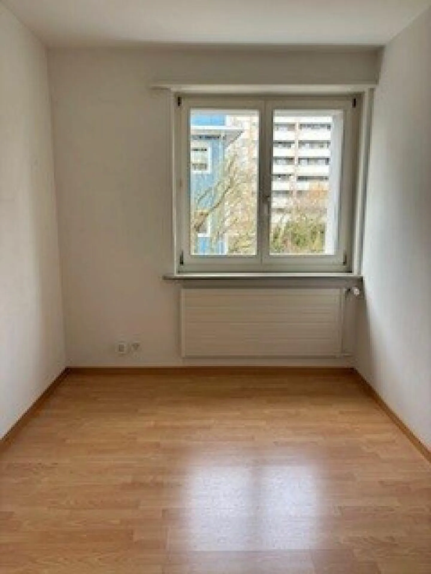 Appartamento luminoso e spazioso di 4,5 stanze con 2 balconi in una zona residenziale tranquilla - Foto 4 di 9