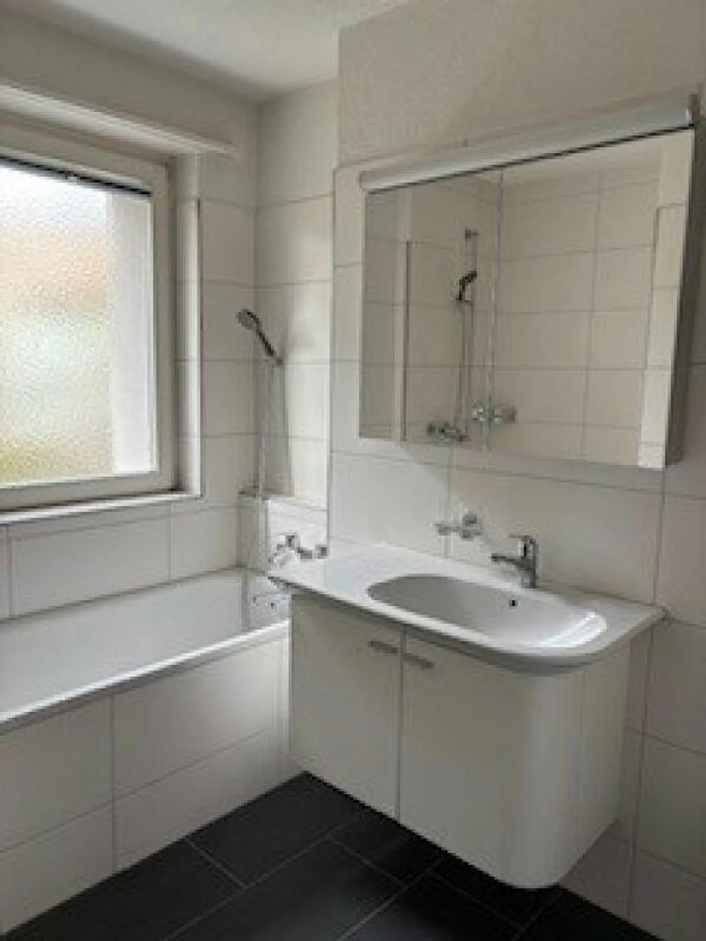 Appartamento luminoso e spazioso di 4,5 stanze con 2 balconi in una zona residenziale tranquilla - Foto 8 di 9