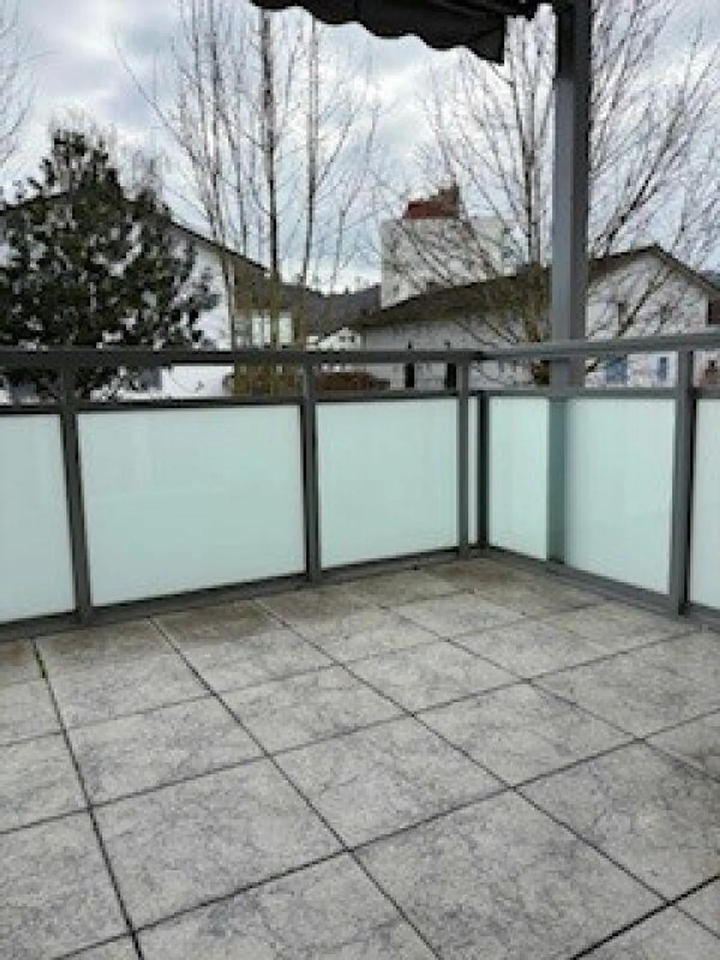 Appartamento luminoso e spazioso di 4,5 stanze con 2 balconi in una zona residenziale tranquilla - Foto 9 di 9