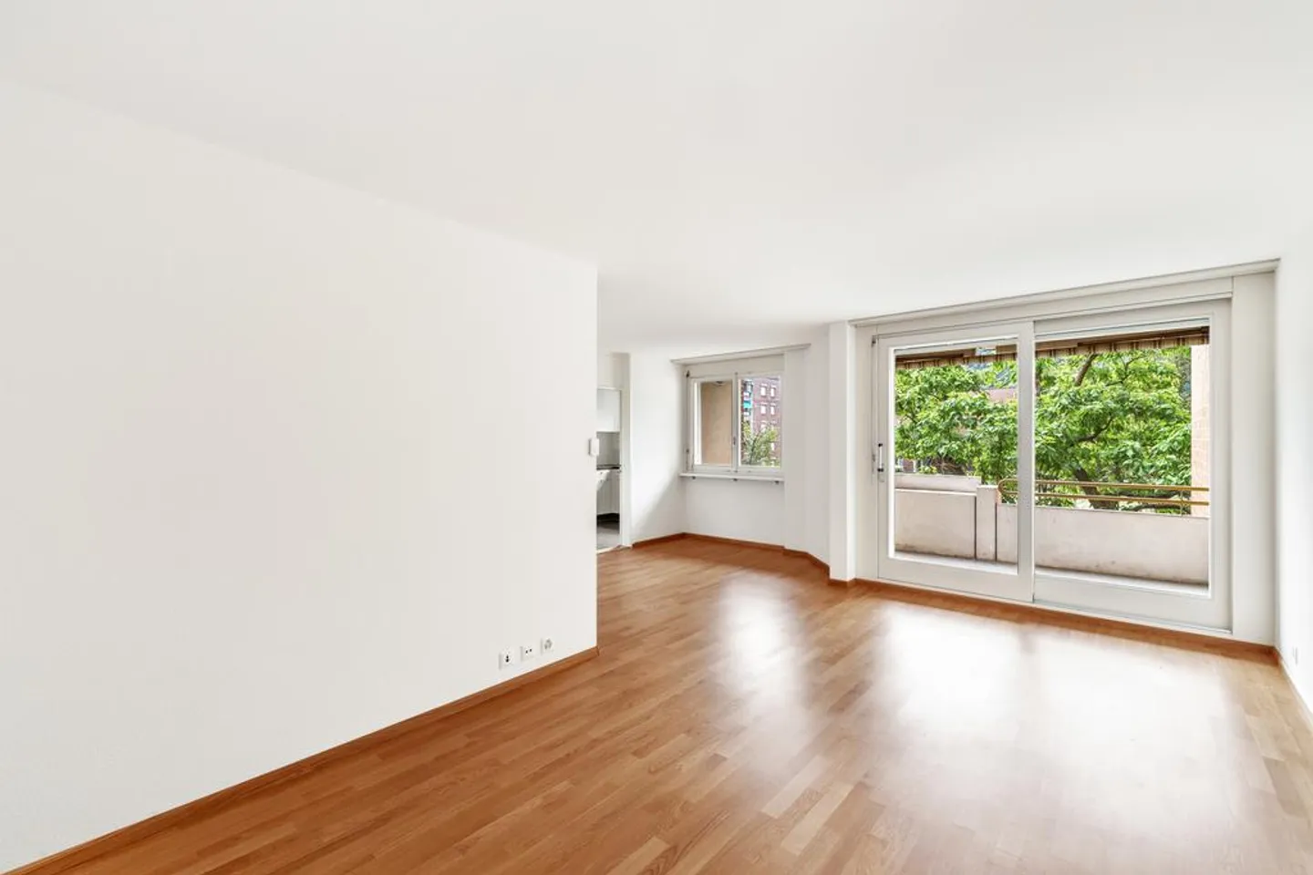 Attractive 4.5-room apartment with spacious seating area - Photo 4 of 11