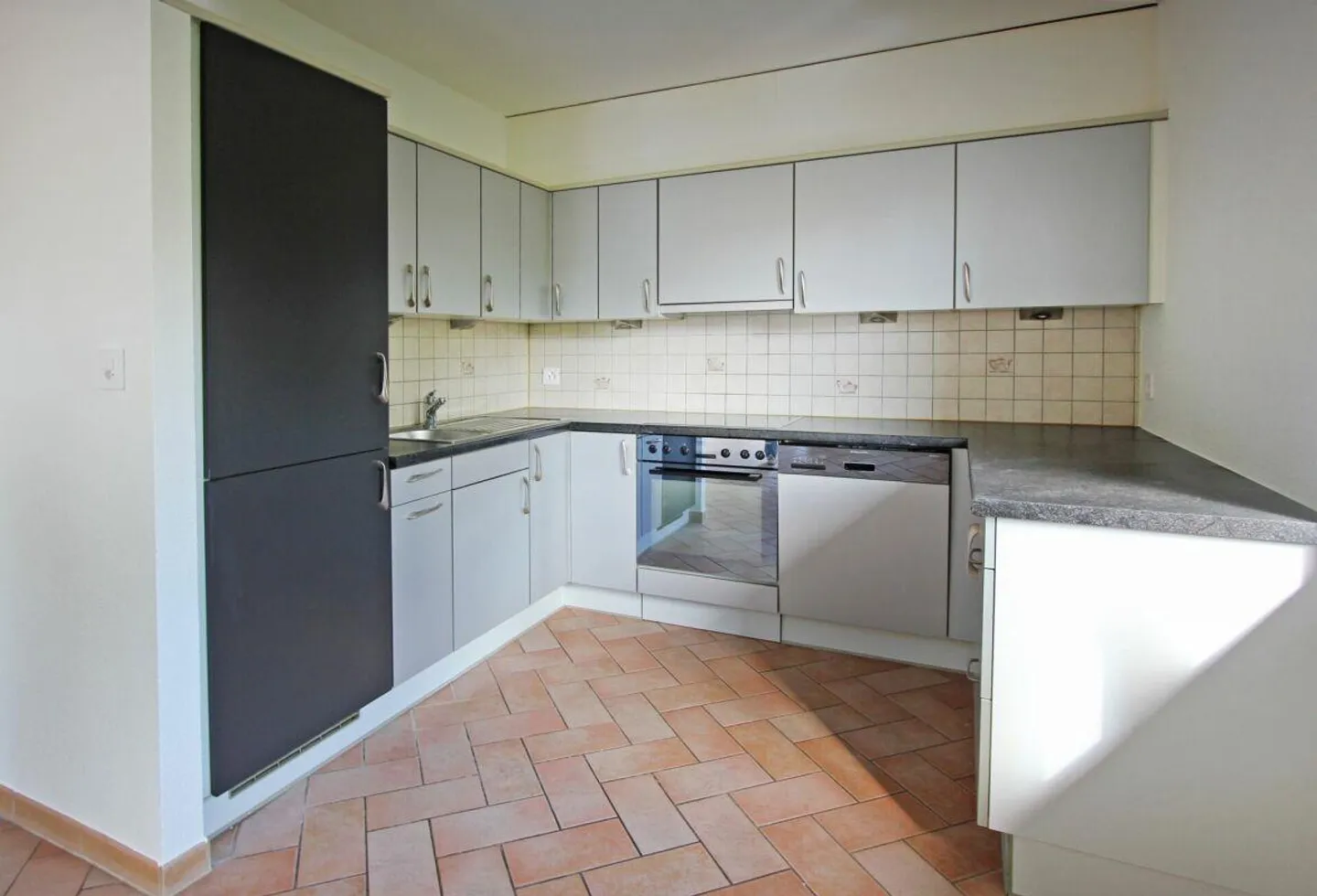 In the popular Iselin district - 2.5-room apartment with balcony and expanded attic space - Photo 2 of 13