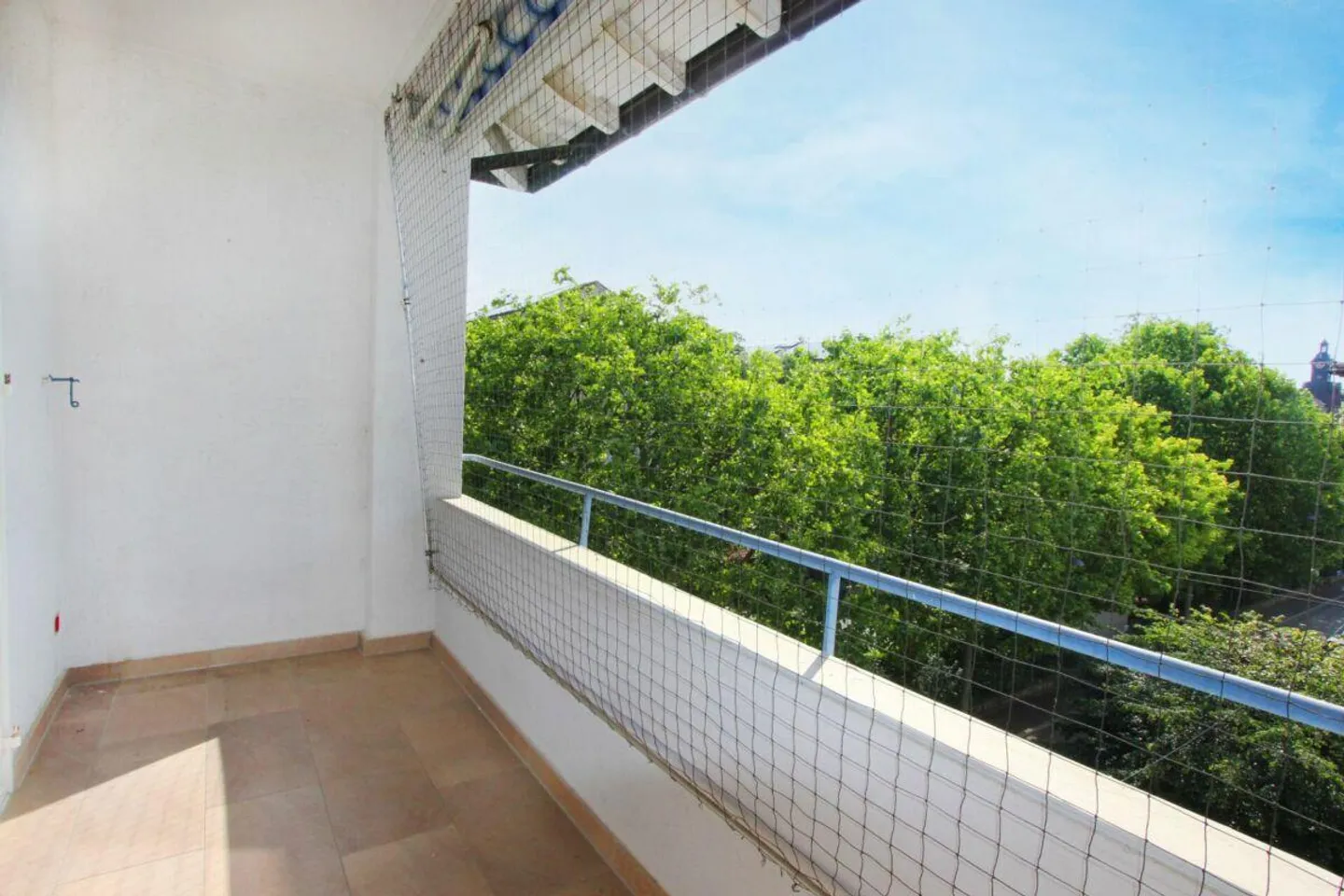 In the popular Iselin district - 2.5-room apartment with balcony and expanded attic space - Photo 4 of 13