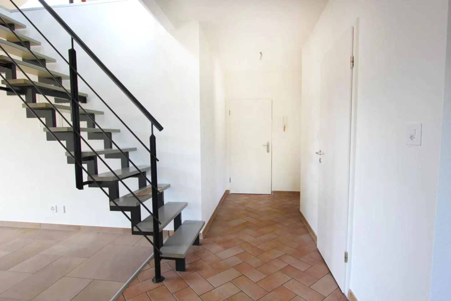 In the popular Iselin district - 2.5-room apartment with balcony and expanded attic space - Photo 7 of 13