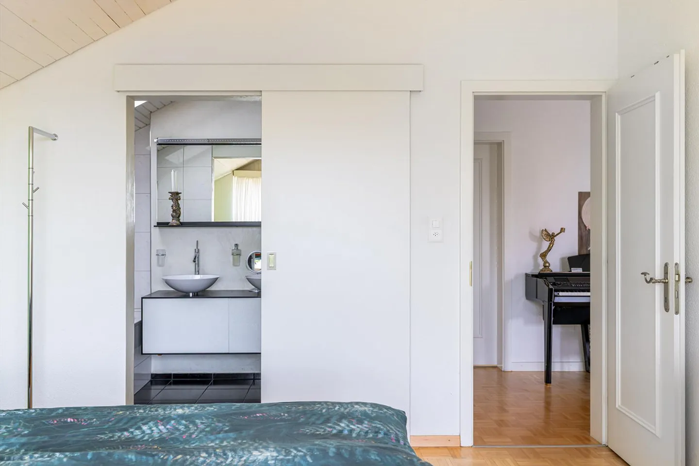 Dream Home with Garden and Lake View - Photo 4 of 7