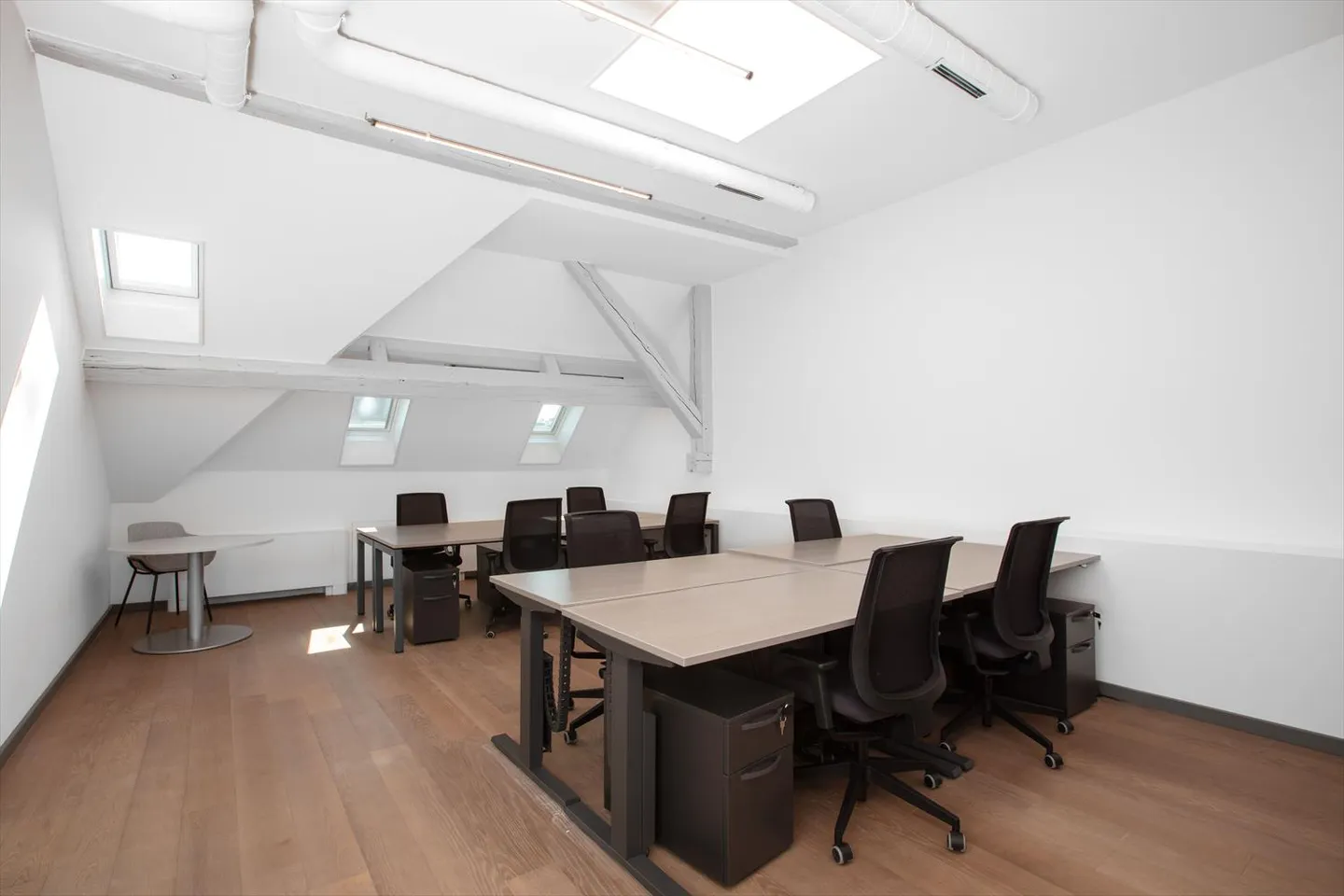 Buchen Sie ein gemeinsames Büro oder einen Coworking-Platz im Signature Quartier des Banques - Foto 1 von 10