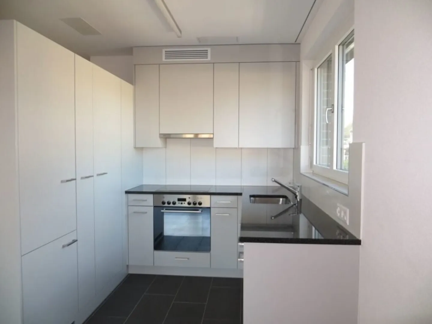 Grosszügige 2.5 Zimmer-Wohnung an zentraler Lage - Foto 2 von 6