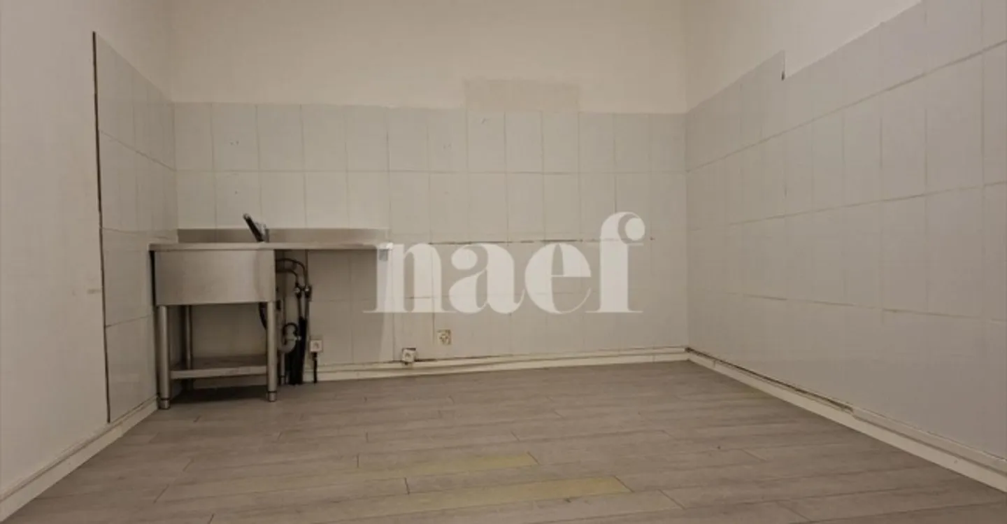 Mixed-use building for rent - Photo 2 of 6