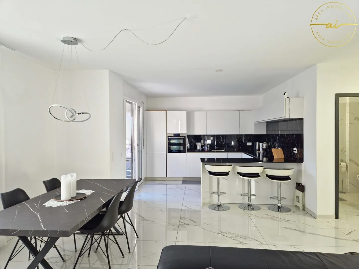 ÉLÉGANT ET LUMINEUX 4.5 PIÈCES AVEC JARDIN PRIVÉ - Photo 1 sur 13