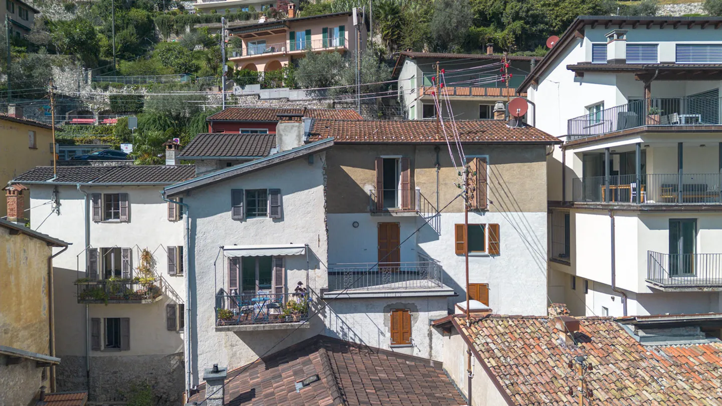 House by the lake to renovate with approved project in Gandria - Photo 1 of 4