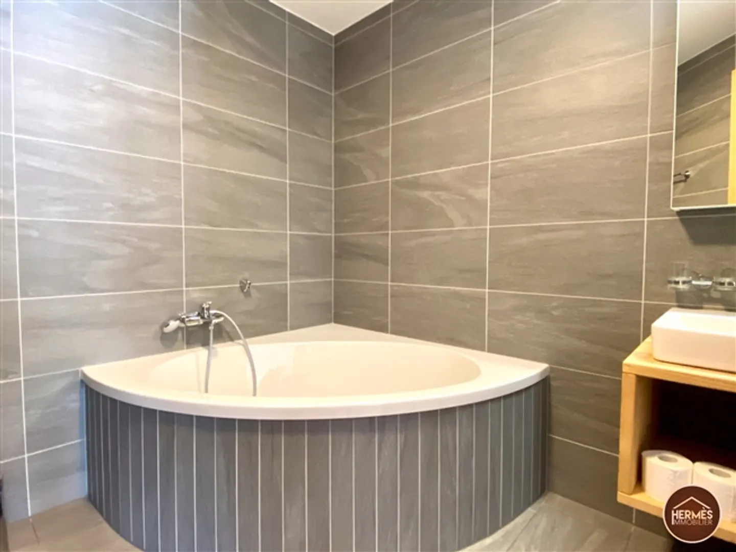 Stunning Ski-in & Ski-out Apartment on the Slopes of Veysonnaz - Photo 9 of 13