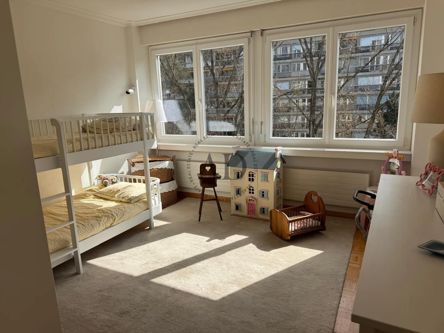 Geräumige Wohnung mit Balkonen - Foto 7 von 7