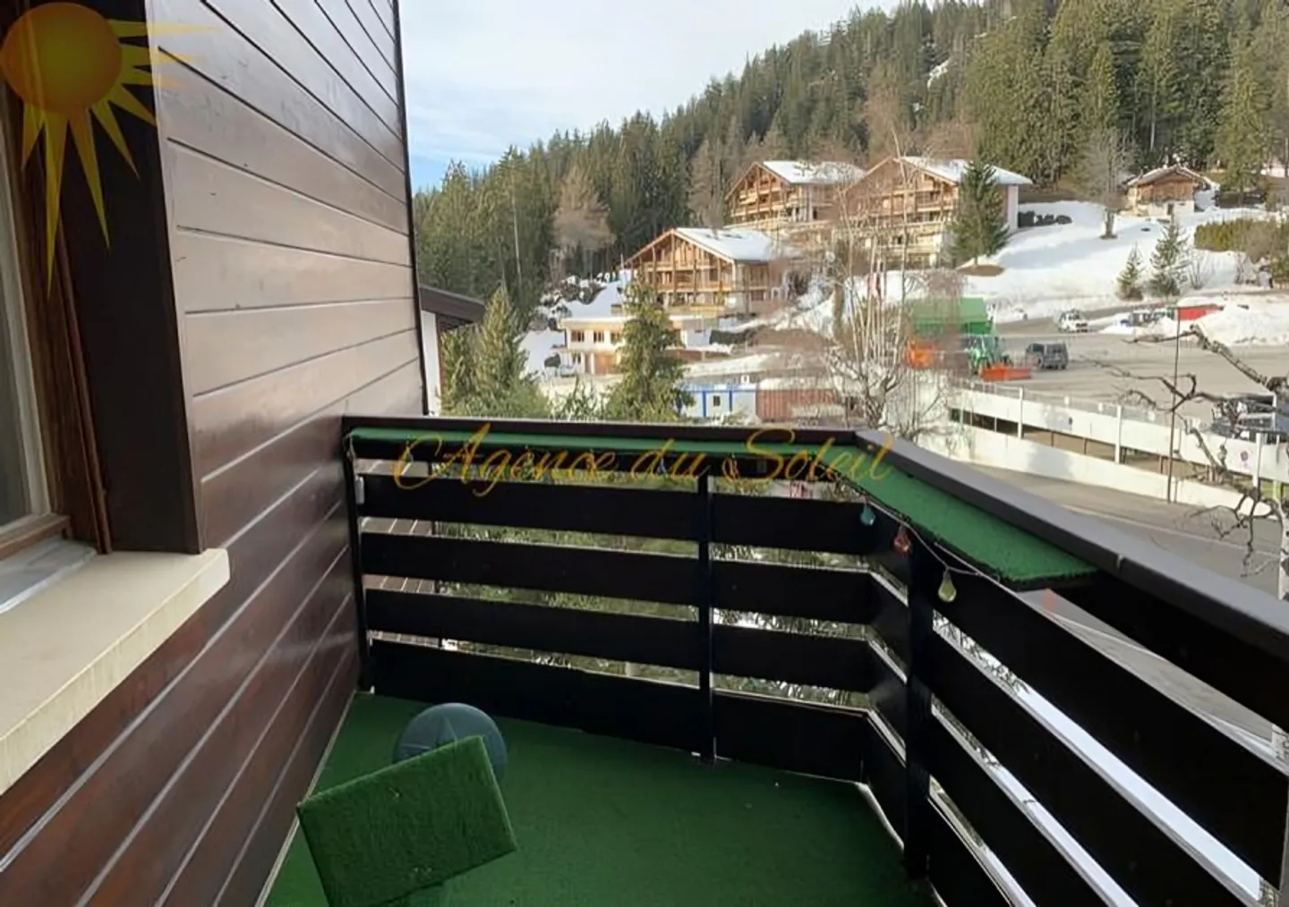 For rent exclusively for one year, this large studio opposite the Barzettes/Plaine Morte ski lifts! - Photo 3 of 12