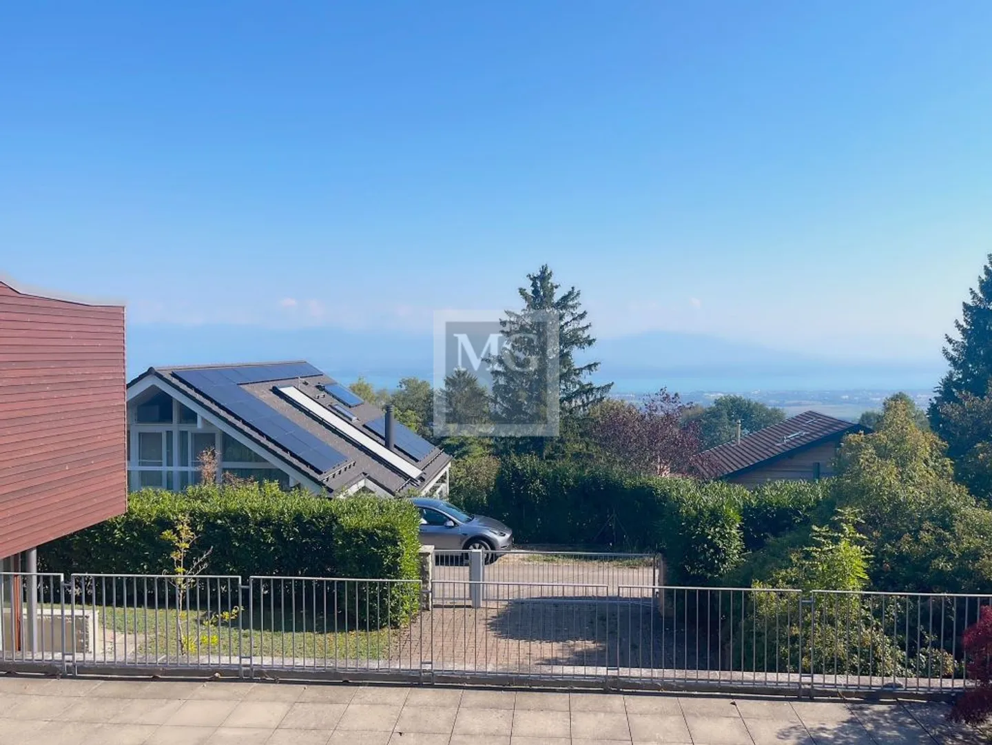 Luxurious 7.5-room villa with stunning view + garage box - Photo 1 of 12