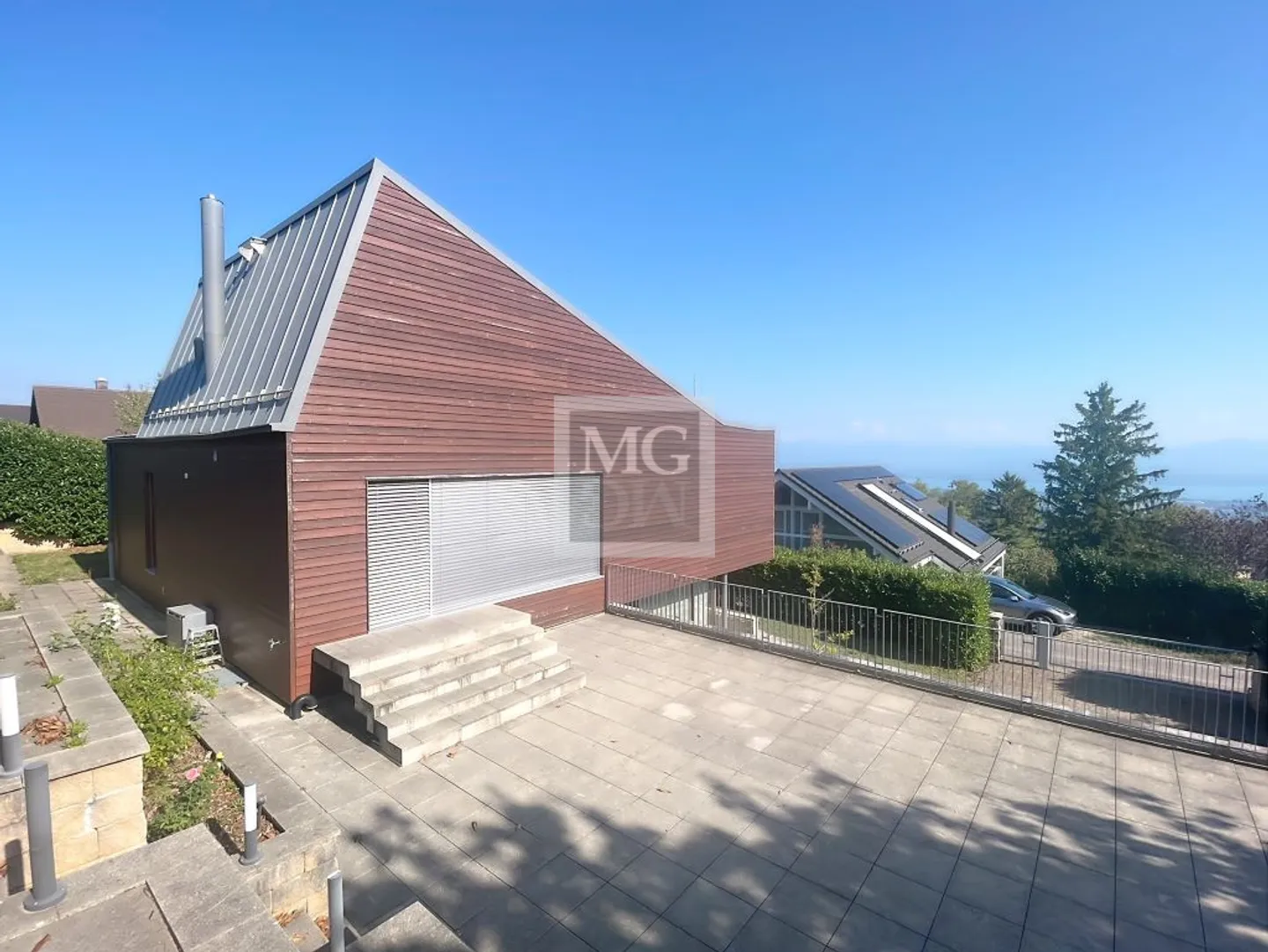Luxurious 7.5-room villa with stunning view + garage box - Photo 2 of 12