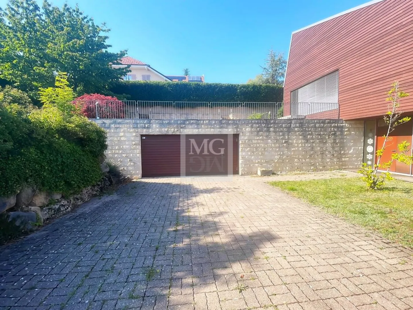 Luxurious 7.5-room villa with stunning view + garage box - Photo 3 of 12