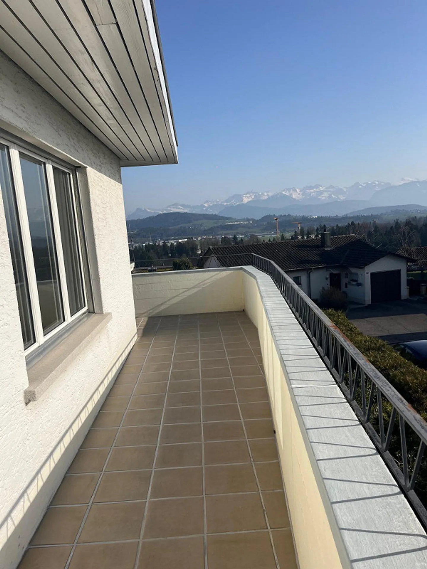 5.5-room apartment with large balcony, garden and panoramic view (2x parking included) - Photo 3 of 7