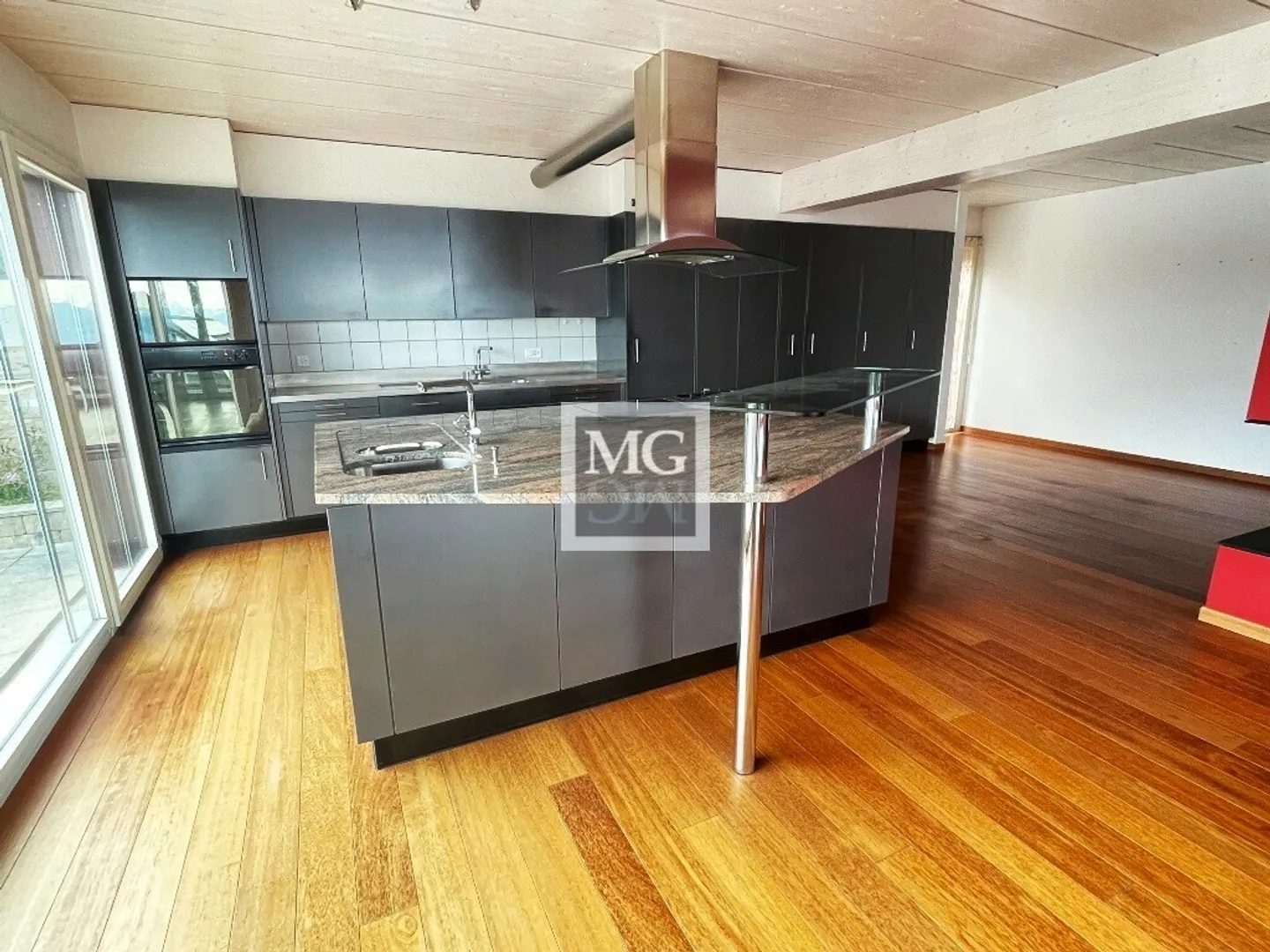Luxurious 7.5-room villa with stunning view + garage box - Photo 4 of 12