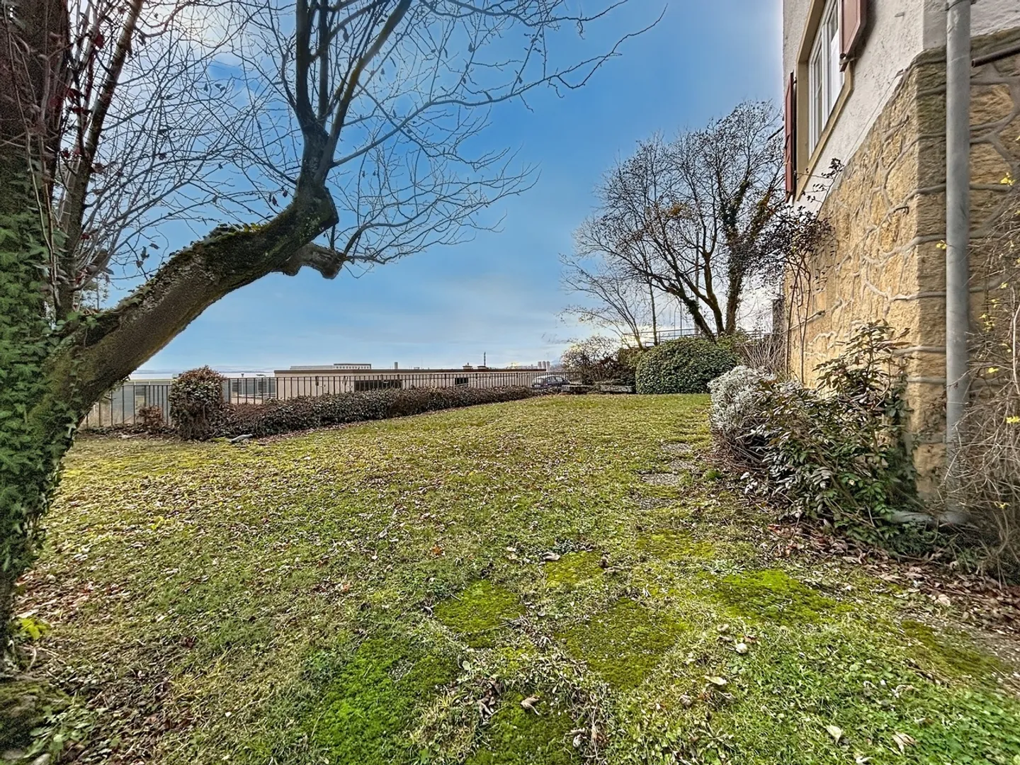 Character house with 3 apartments overlooking the lake - Photo 2 of 8