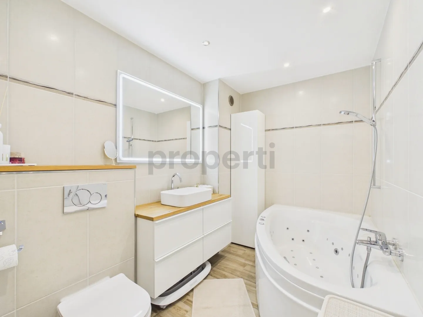 Family-friendly home, stylishly renovated - Photo 5 of 12