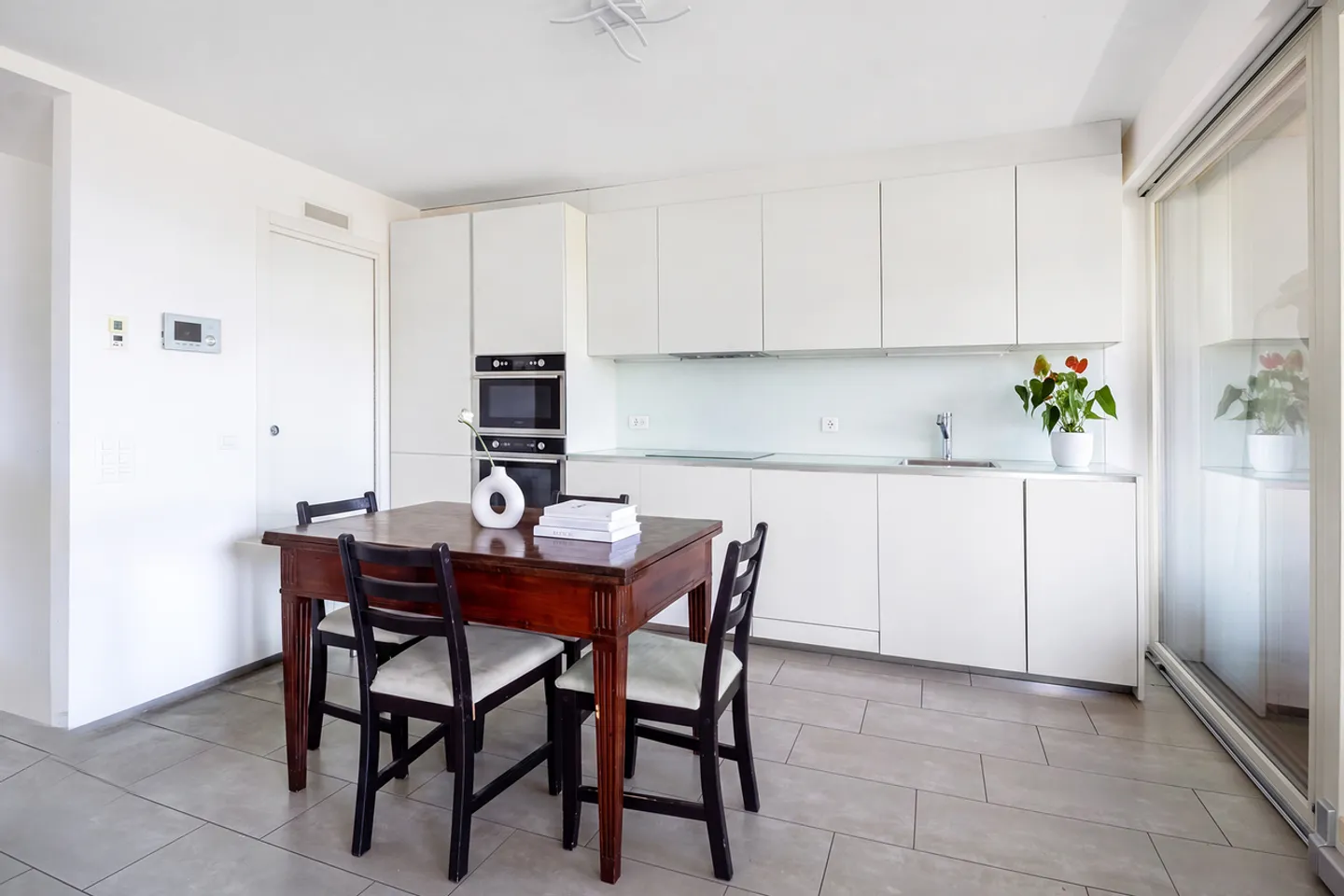 Bright apartment with breathtaking views! - Photo 3 of 8