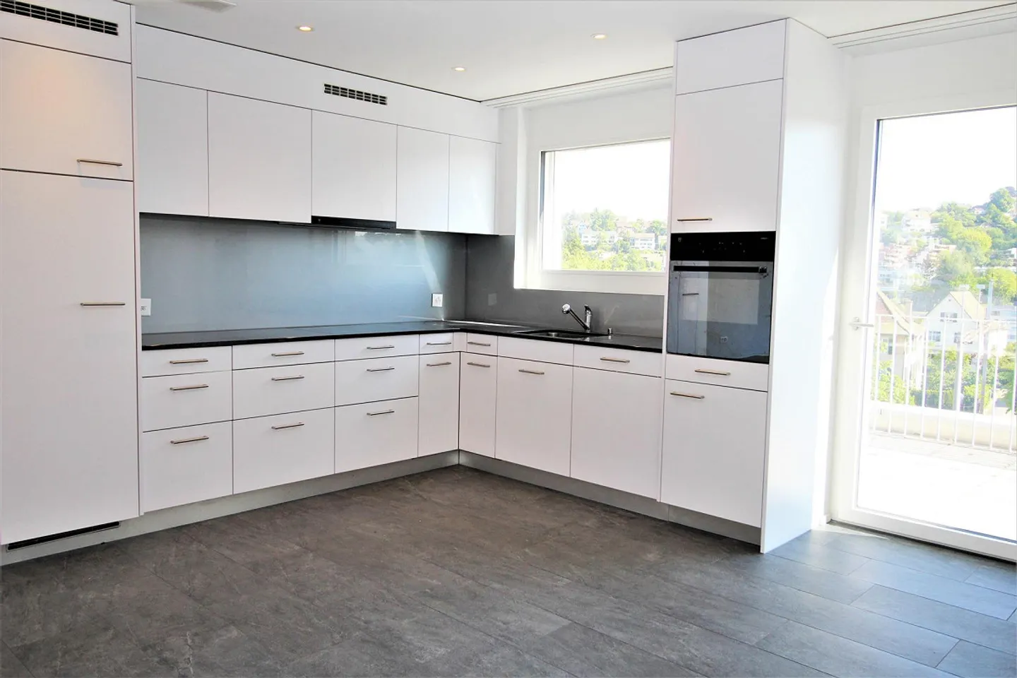 Modern 5.5 Room Penthouse Apartment in the Center of Feuerthalen - Photo 2 of 13