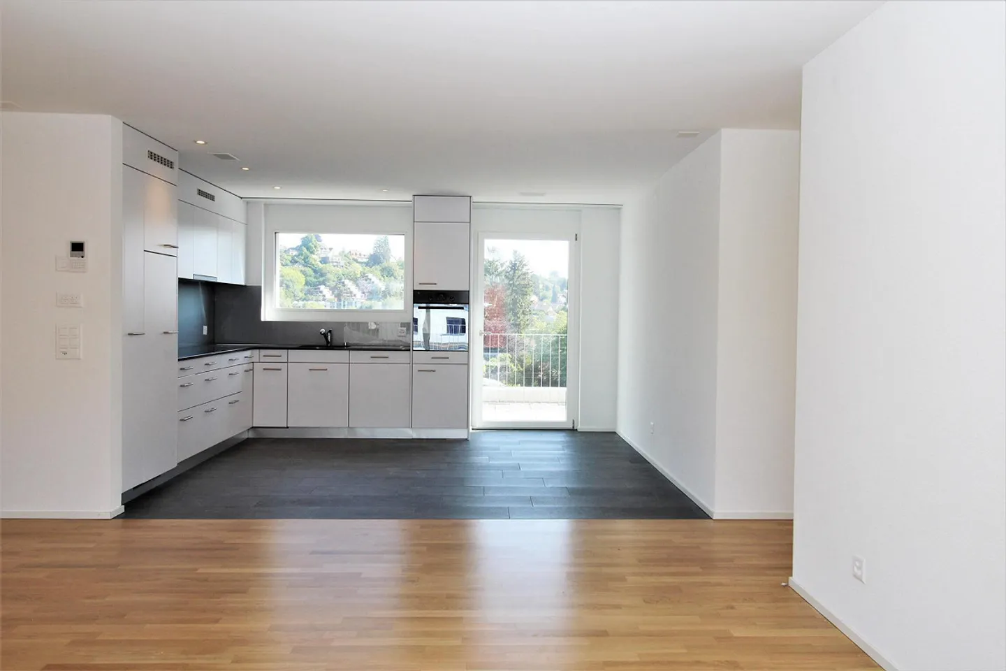 Modern 5.5 Room Penthouse Apartment in the Center of Feuerthalen - Photo 3 of 13