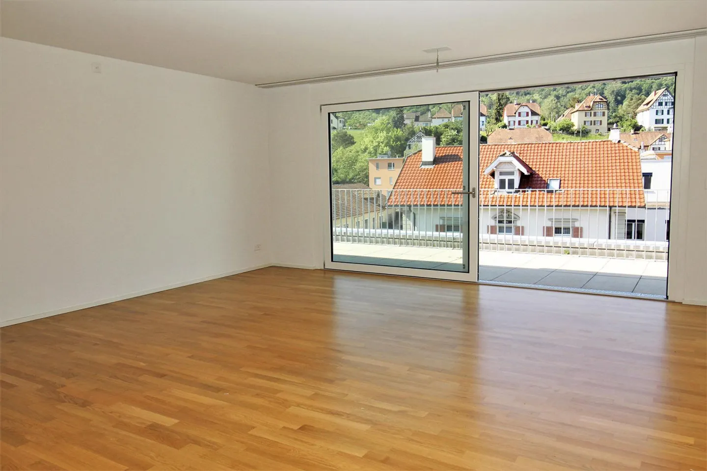Modern 5.5 Room Penthouse Apartment in the Center of Feuerthalen - Photo 4 of 13