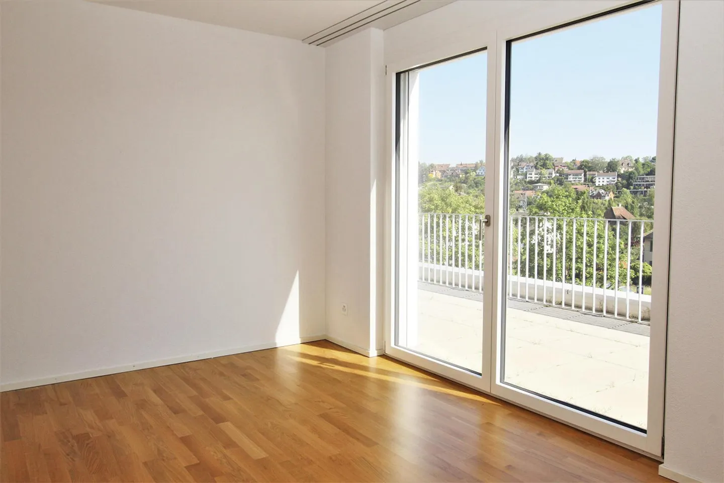 Modern 5.5 Room Penthouse Apartment in the Center of Feuerthalen - Photo 5 of 13