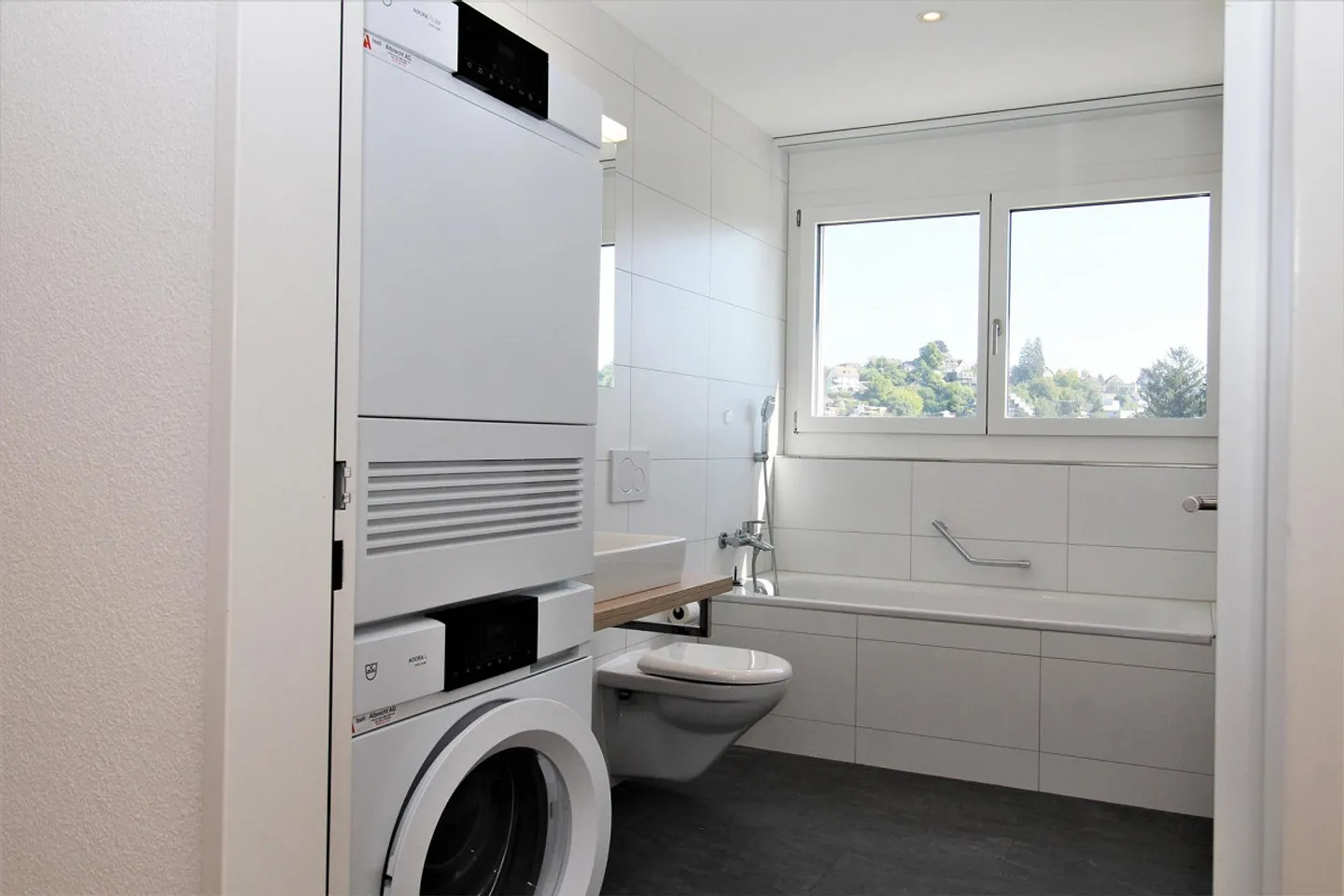Modern 5.5 Room Penthouse Apartment in the Center of Feuerthalen - Photo 8 of 13