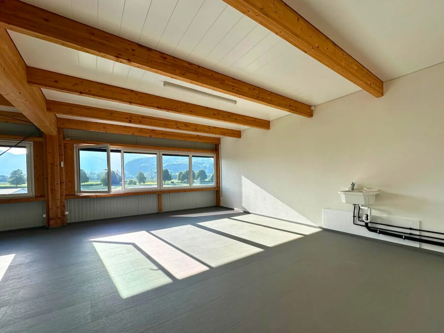 Bright and versatile commercial space in the Letzau business park - Photo 2 of 6