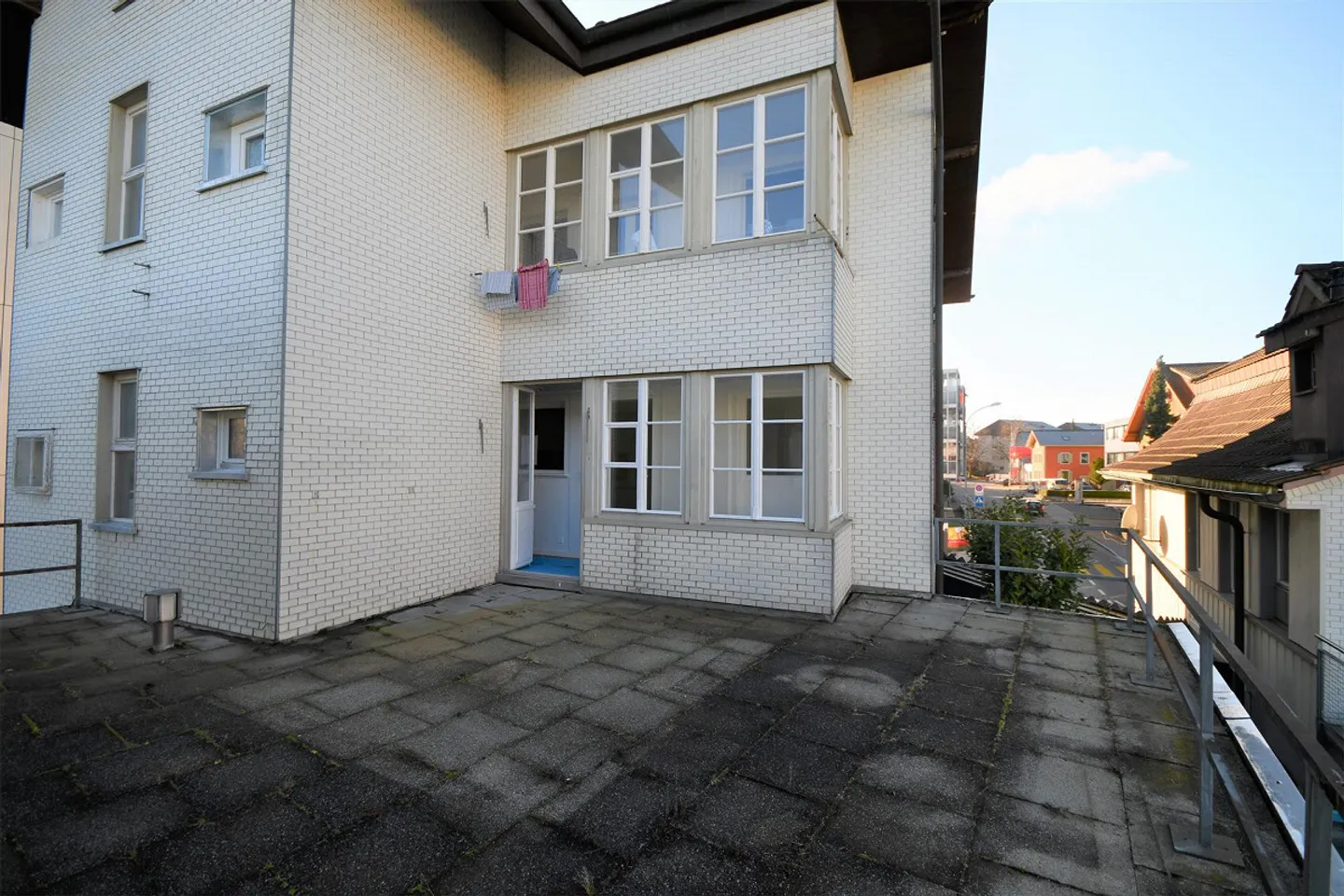 Appartement 3,5 pièces avec sa propre terrasse sur le toit et cuisine ultramoderne - Photo 1 sur 7
