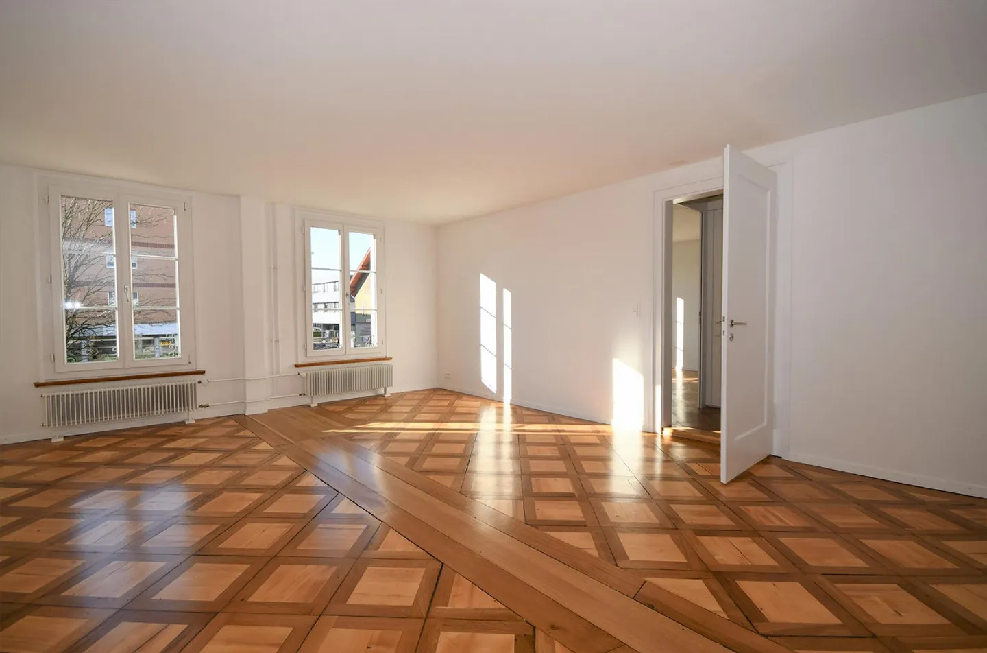 Appartement 3,5 pièces avec sa propre terrasse sur le toit et cuisine ultramoderne - Photo 3 sur 7