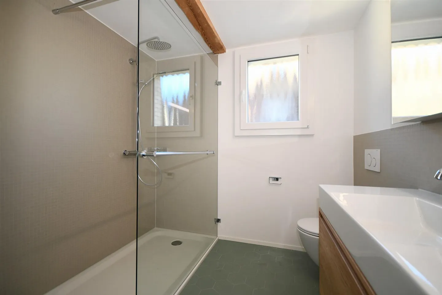 Appartement 3,5 pièces avec sa propre terrasse sur le toit et cuisine ultramoderne - Photo 6 sur 7