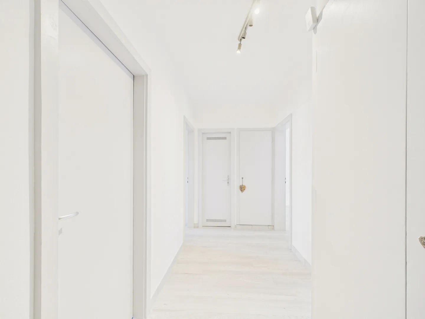 Renovierte 3,5-Zimmer-Wohnung im Herzen von Le Locle: Ruhe, Modernität und Komfort - Foto 6 von 8