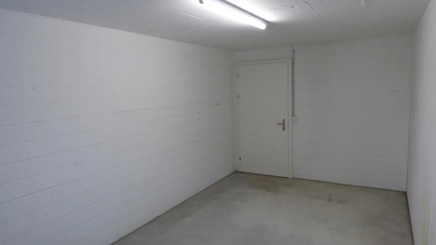 Salle de stockage ou de loisirs au sous-sol - Photo 2 sur 2