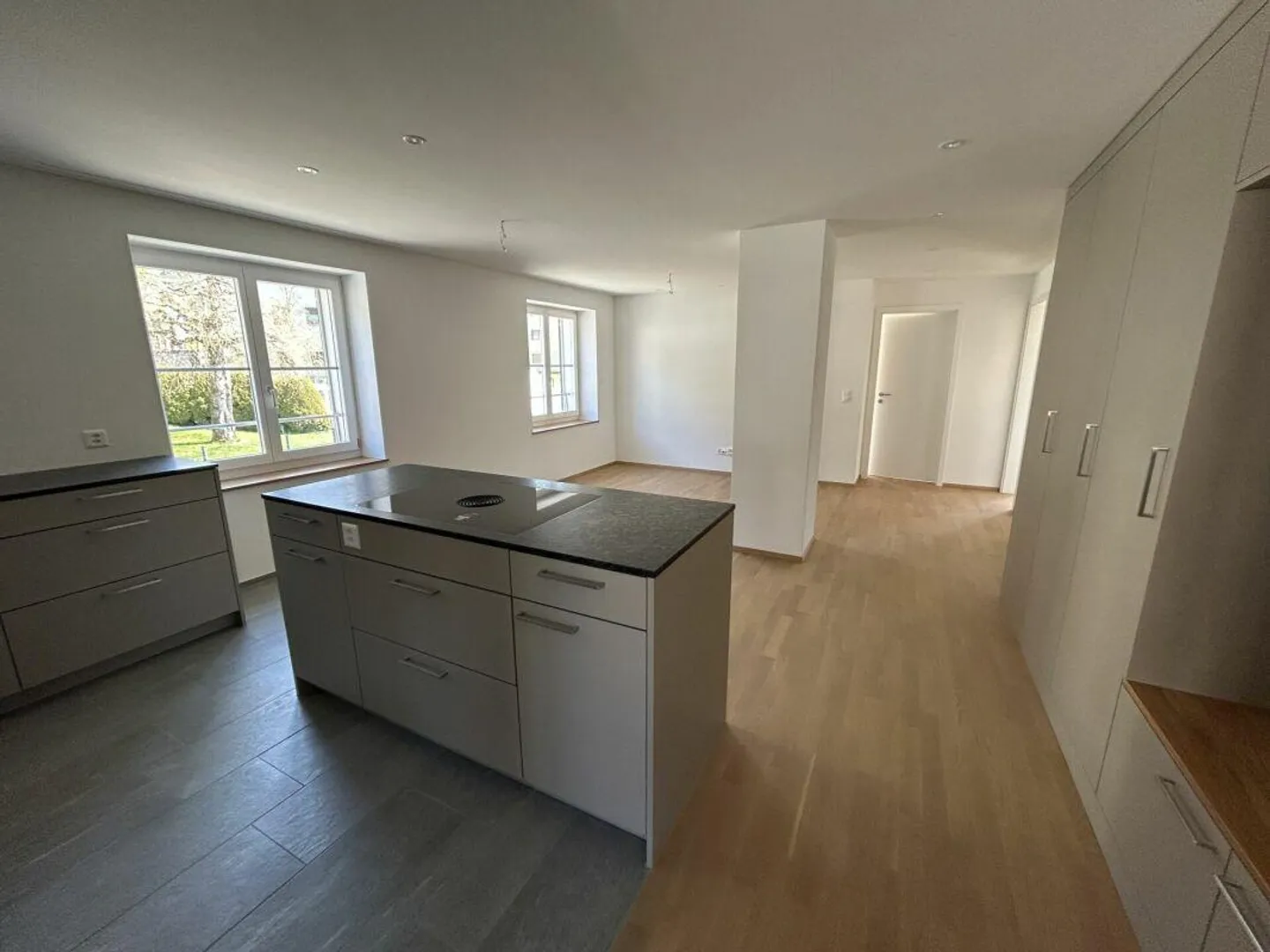 Emménager et se sentir chez soi : section de maison rénovée avec style et charme - Photo 2 sur 9