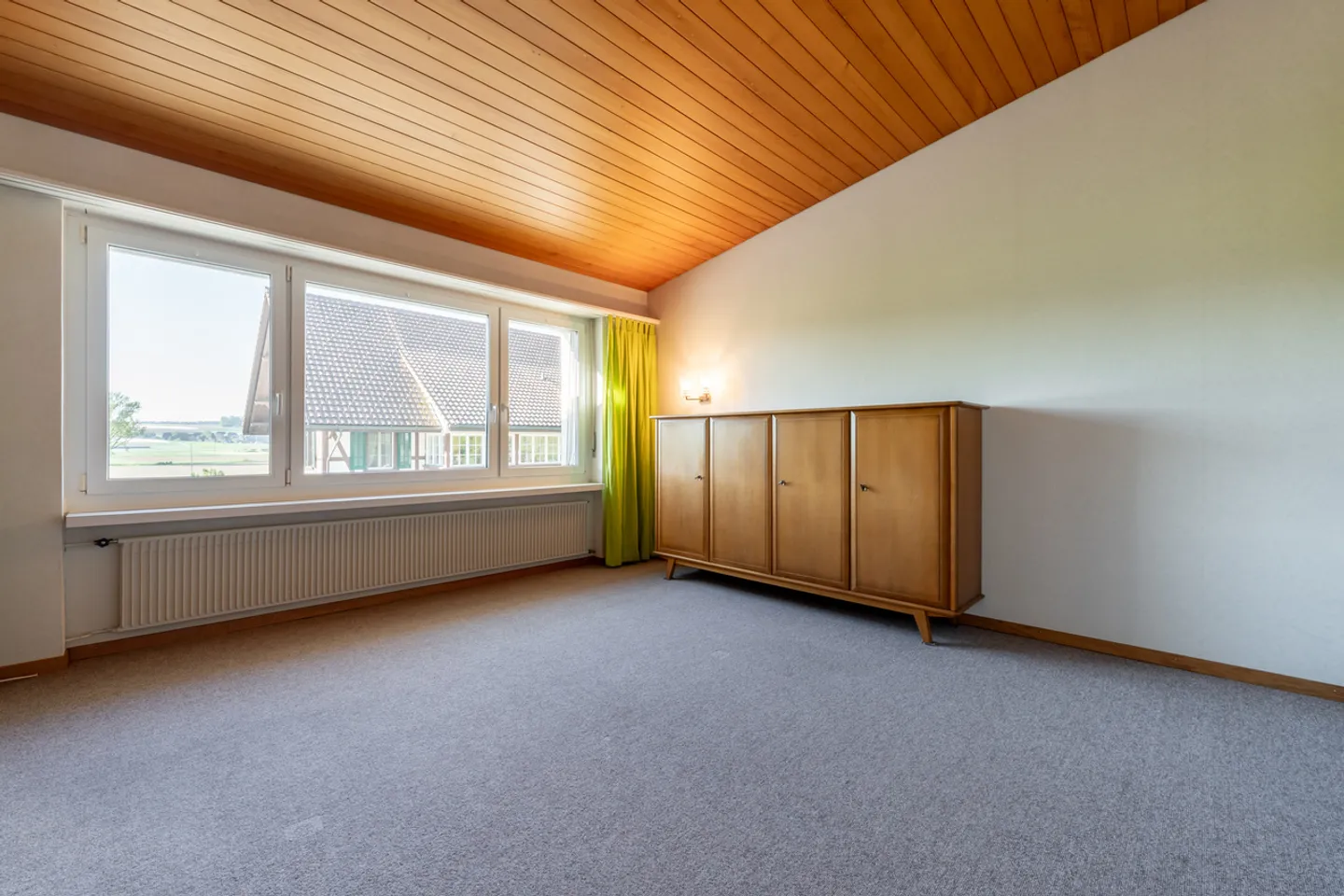 Charming Detached Family Home - Photo 9 of 13