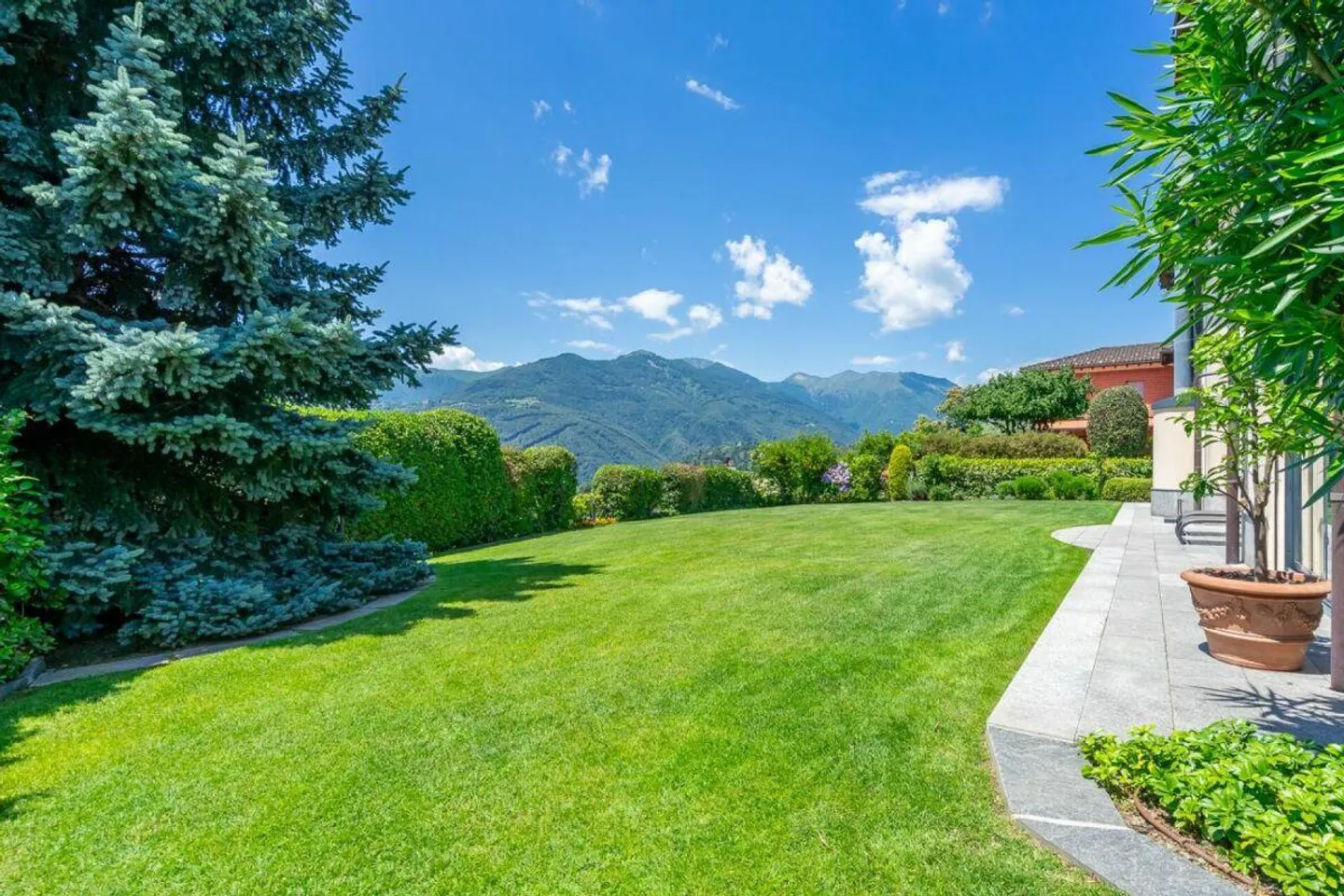 COMANO · VILLA INDIVIDUELLE AVEC GRAND JARDIN PLAT DANS UN QUARTIER RÉSIDENTIEL - Photo 1 sur 1
