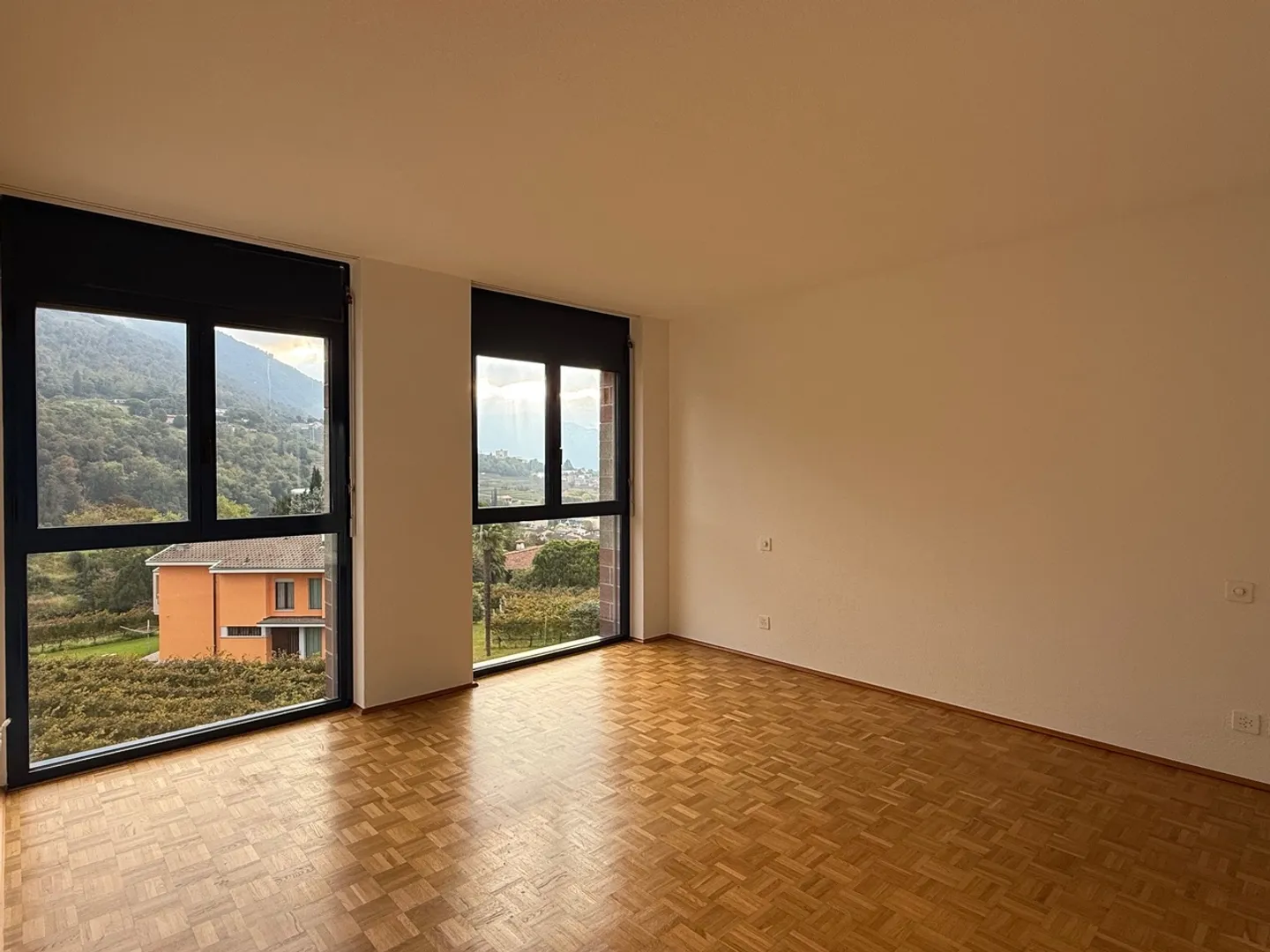 Bella appartamento di 4.5 stanze in una posizione molto conveniente e tranquilla con vista sui vigneti - Foto 6 di 12