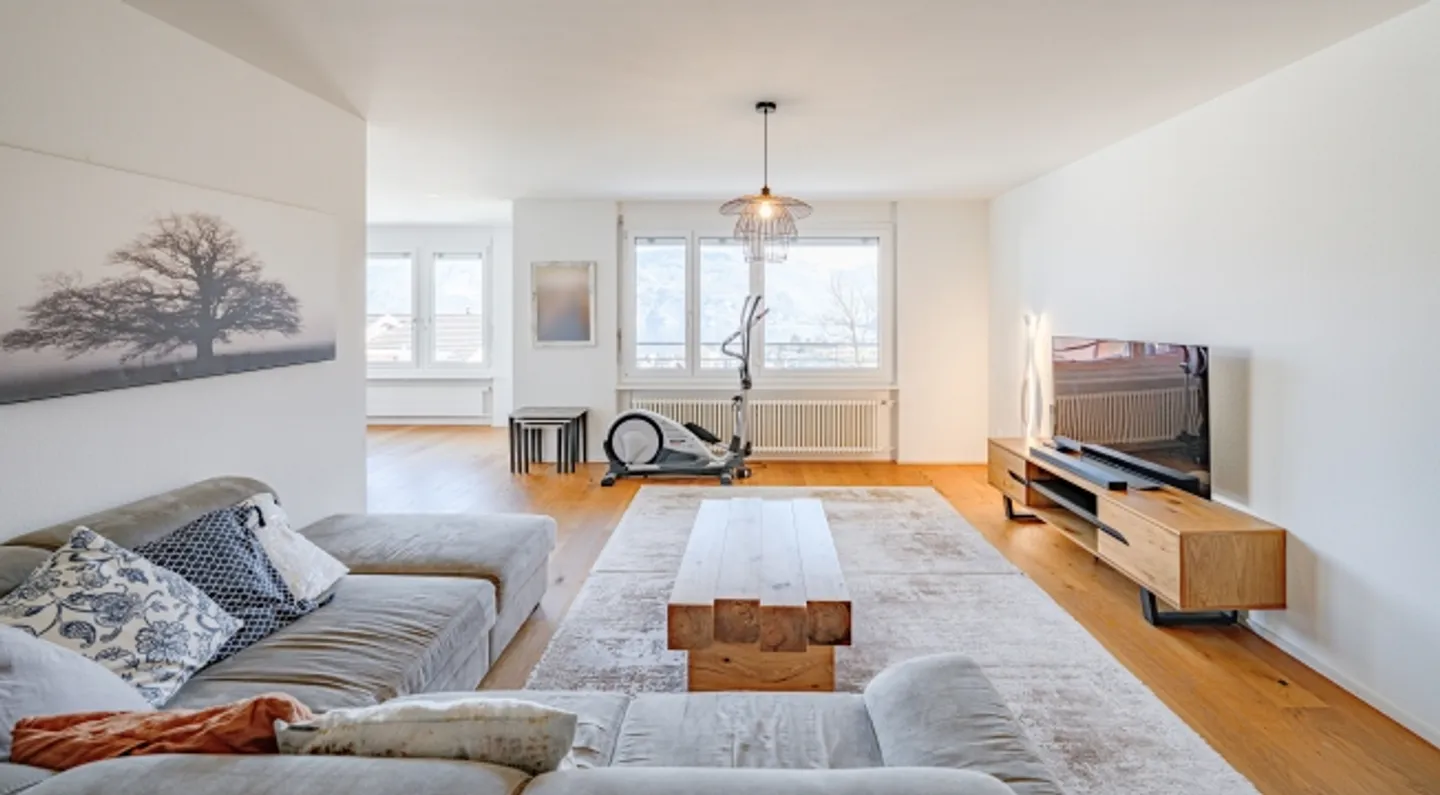 ATTRACTIVE LAKE VIEW APARTMENT - Photo 3 of 8